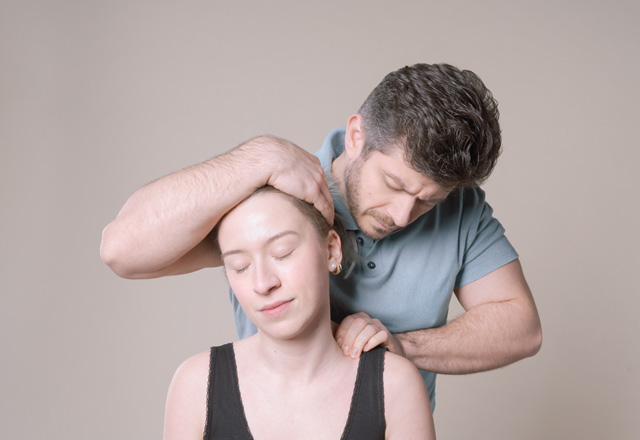 Artur Gileles bei einer osteopathischen Behandlung